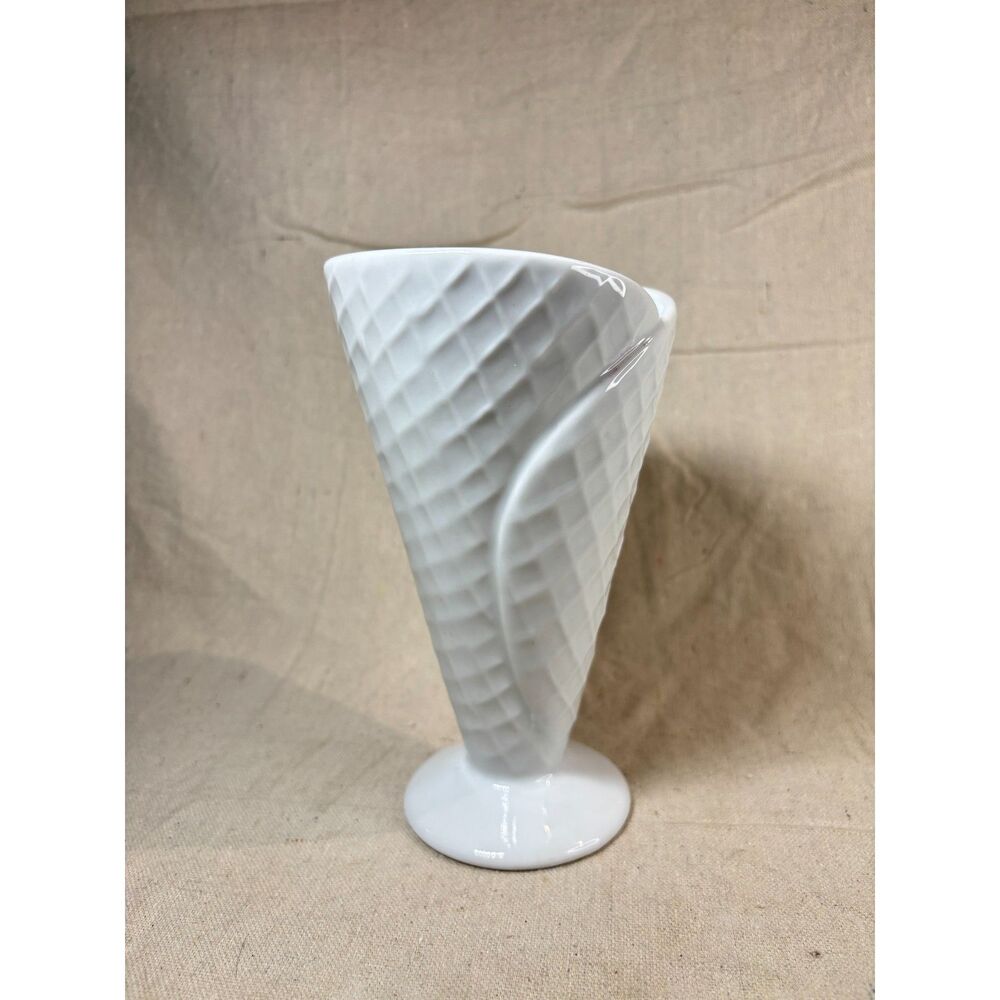 Bistro Blanc Ice Cream Cone Cup Waffle Cup Cone Holder Elegant Parlor Ceramic